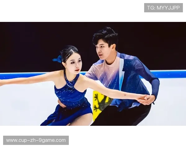 花样滑冰，冰上舞者展现优雅魅力，花样滑冰跳舞